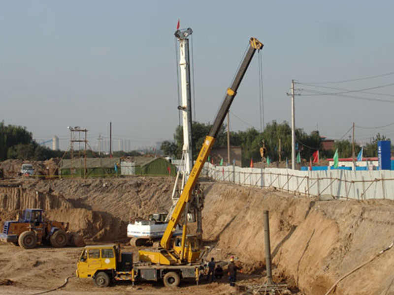 長(zhǎng)風(fēng)西大街打通工程化工排洪樁基施工（2009.9）03